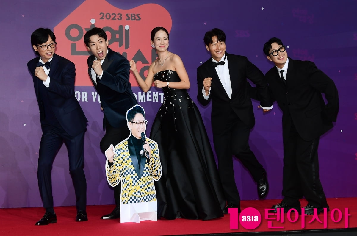 [TEN포토]유재석-김종국-양세찬-송지효-하하 '석삼이형은 형수와 식사중'