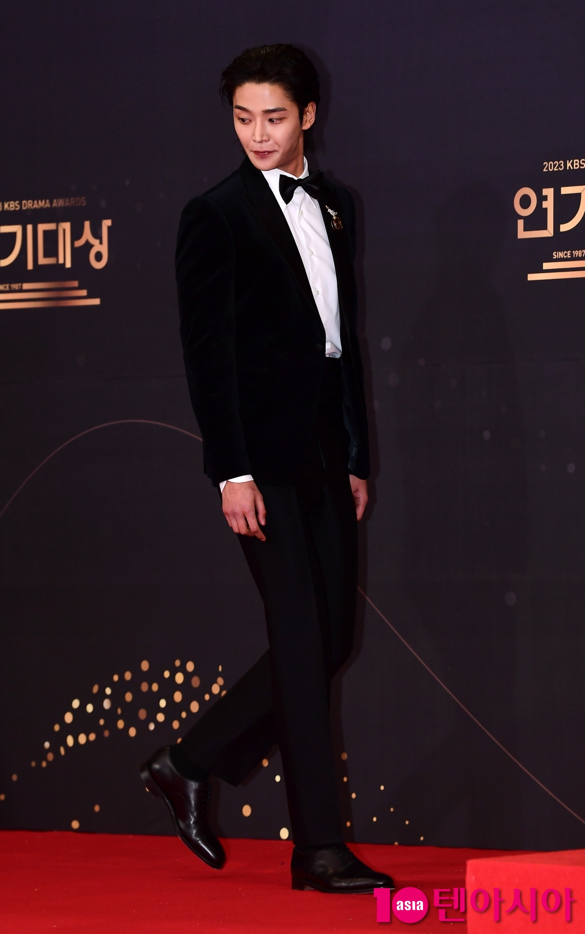 [TEN포토]로운 '설인아 걱정하는 스윗한 남자'
