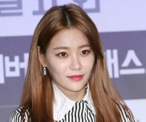 AOA member Yuna marries 'Dalla Dalla' composer Kang Jeong-hoon in February