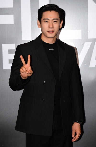 유태오, 11살 연상 ♥니키리만 유혹한 게 아니네…42살의 소년美로 '마이너→메이저'[TEN피플]