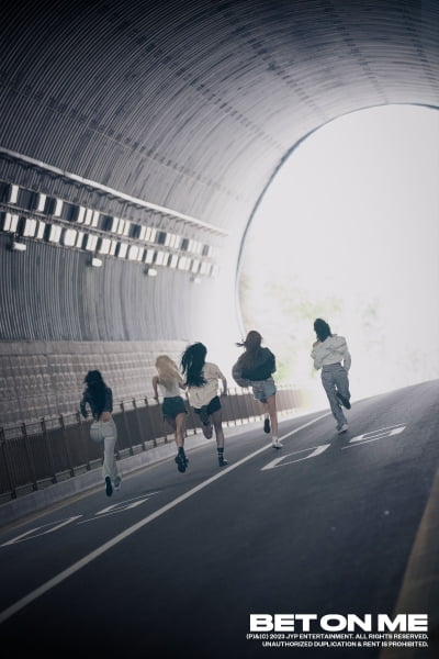 ITZY、3日新報収録曲「BET ON ME」ムービー初公開