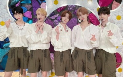 トゥモローバイトゥゲザー、日の主要メディアに注目。 「FNS歌謡祭」で新曲ステージ