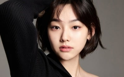 カン·ミナ、成熟·清純·シックを盛り込んだ新しいプロフィール写真を公開