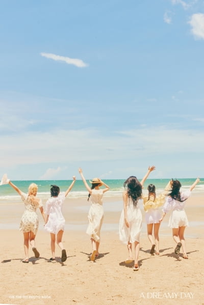 アイブ、6人6色「夏の日の記録」が入った初めてのフォトブック発売
