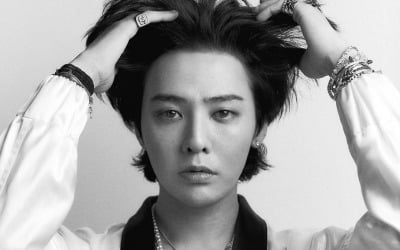 YOSHIKIヒントを残したG-DRAGON、ワイングラスを置いてマイクの前に立つ時