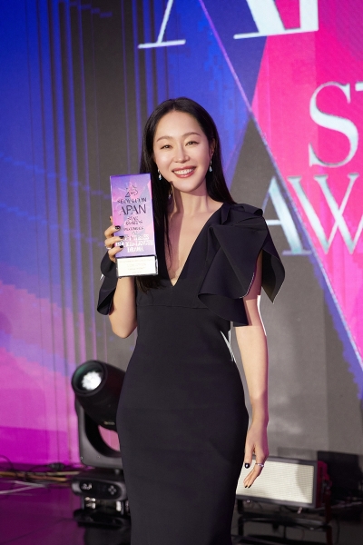 Uhm Ji-won, as expected of an actor... APAN STAR AWARDS Excellence Award