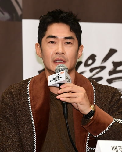 [TEN포토]배정남 '추성훈 형님 힘이...산삼을 드시나?'