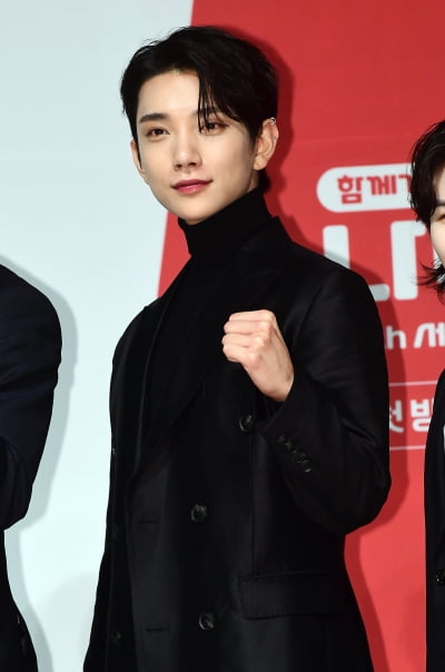 [TEN포토]세븐틴 조슈아 '오늘도 잘생김'