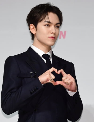 [TEN포토]세븐틴 버논 '꽃미남의 하트'