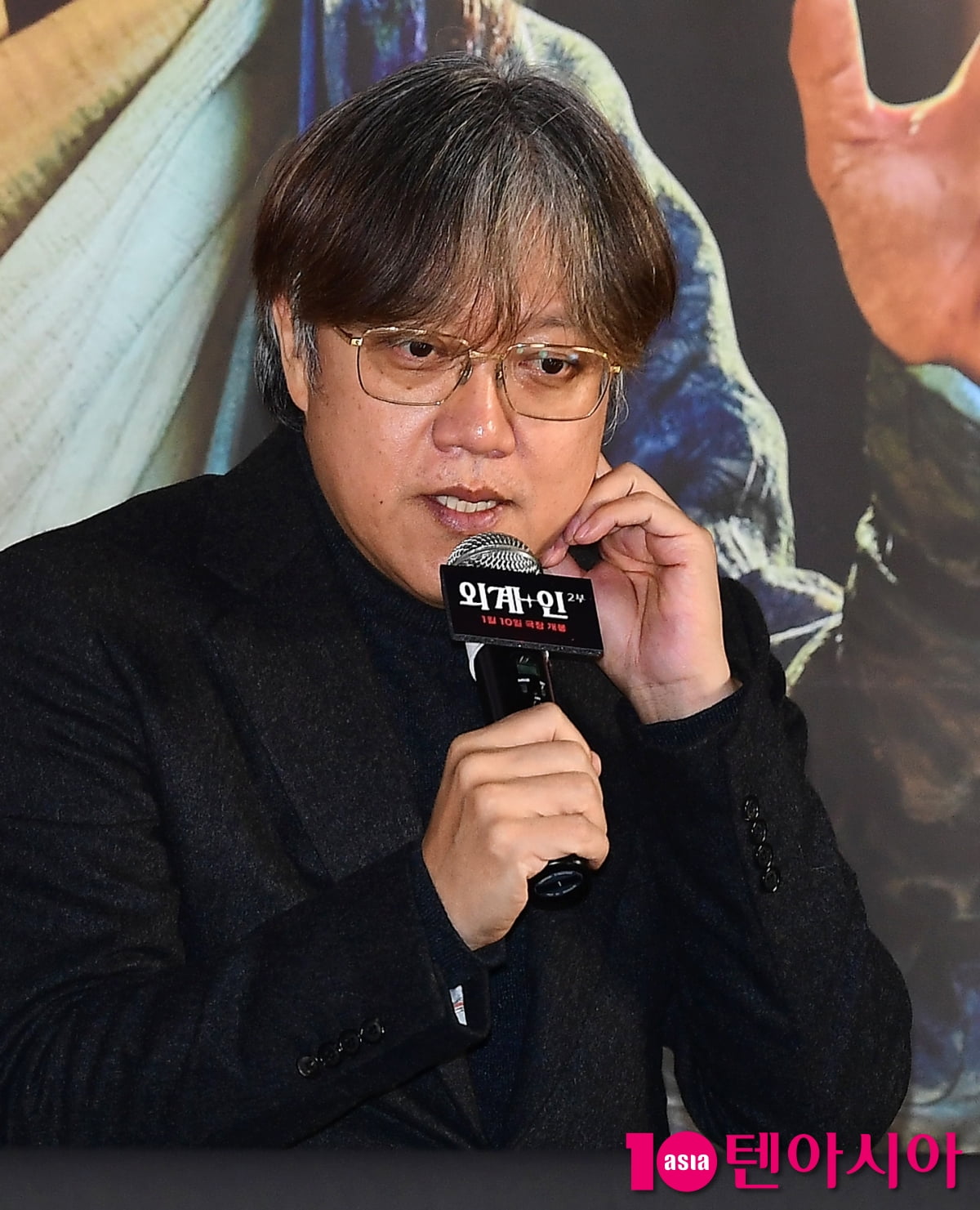 [TEN포토]최동훈 감독 "외계인 1부 다시 편집할까 꿈속에서 아른거려"