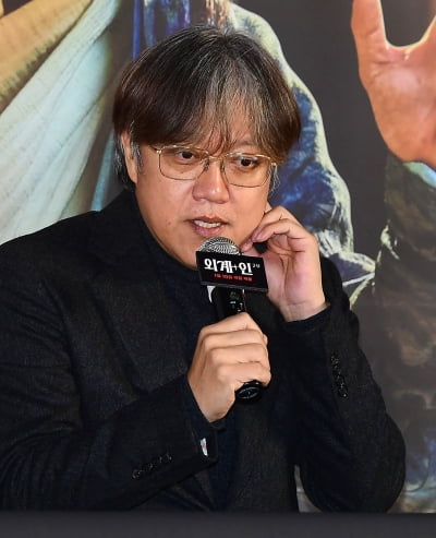 'Alien+Human' director Choi Dong-hoon, "I felt like I was sending an invitation to the audience while editing part 2" and ended up crying