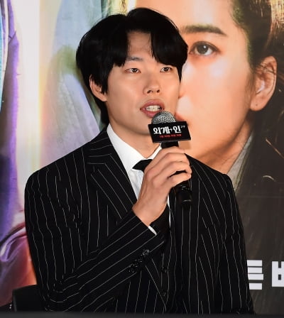 Ryu Jun-yeol, Kim Tae-ri, and Kim Woo-bin "Would you like to film a follow-up to 'Alien + Humans 2'? Right now, even tomorrow."
