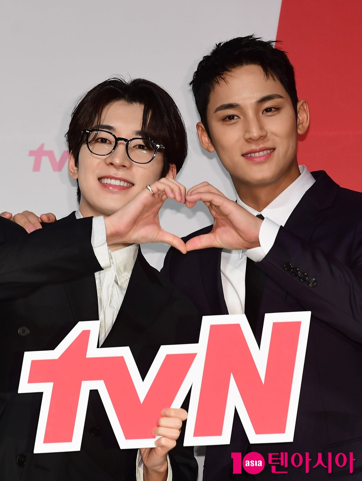 [TEN포토]세븐틴 원우-민규 '둘이 함께 만든 하트'