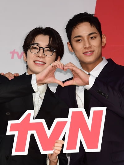 [TEN포토]세븐틴 원우-민규 '둘이 함께 만든 하트'