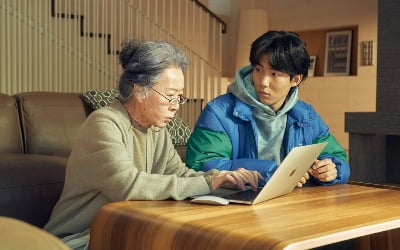 Actress Yoon Yeo-jeong from the movie ‘Dog Days’ shows off her rough yet lovely charm