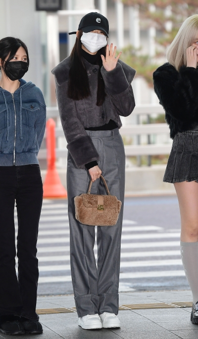 [TEN포토]아이브 장원영 '화려한 공항패션'
