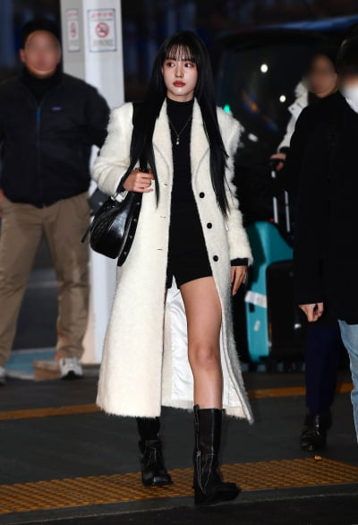 [TEN포토]스테이씨 윤 '롱코트 사이 아찔한 각선미'