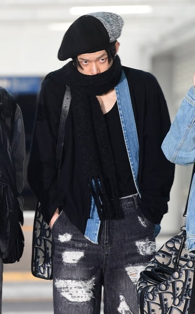 [TEN포토]TXT 연준 '멋을 위해서 추위쯤이야'