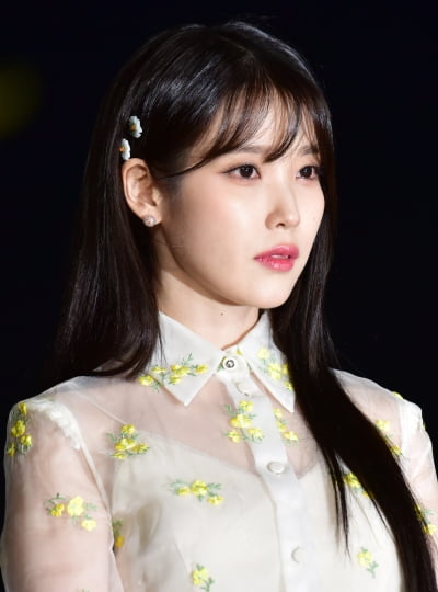IU、累積寄付額50億ウォン、Young And Richのサンプル