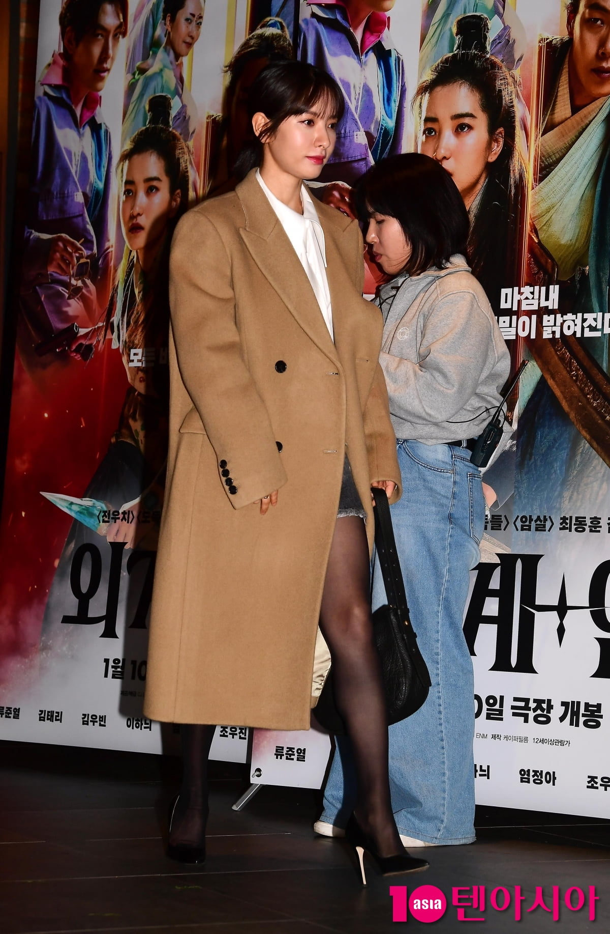 [TEN포토]김지연 '롱코트 사이 아찔한 초미니'