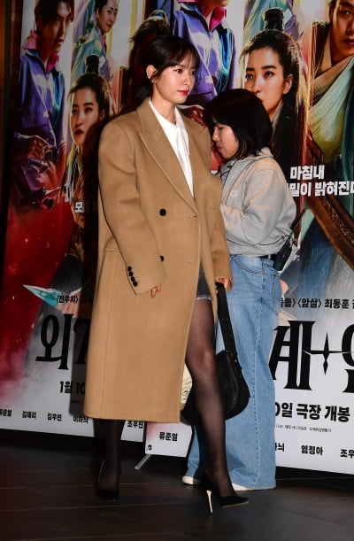 [TEN포토]김지연 '롱코트 사이 아찔한 초미니'
