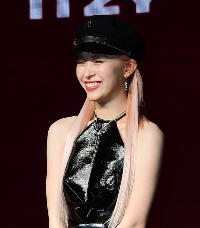 [TEN포토]있지 류진 '귀여운 미소'