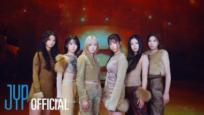 I heard they are all ace group... NMIXX, I looked at the performance.