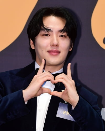 [TEN포토]윤현수 '청룡 하트 드려요'