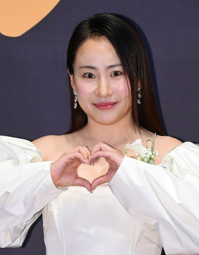 Jo Hyun-ah, wearing a pretty off-shoulder top...Sexy