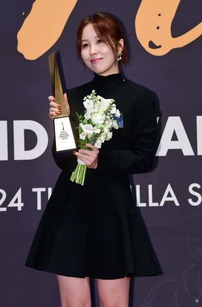 [TEN포토]권진아 '자랑스러운 여성보컬 상'