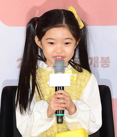 [TEN포토]윤채나 '제가 7살인데 5살때 찍어서 기억이 잘 안나요'