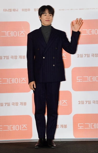 [TEN포토]이현우 '잘생김과 멋진인사'