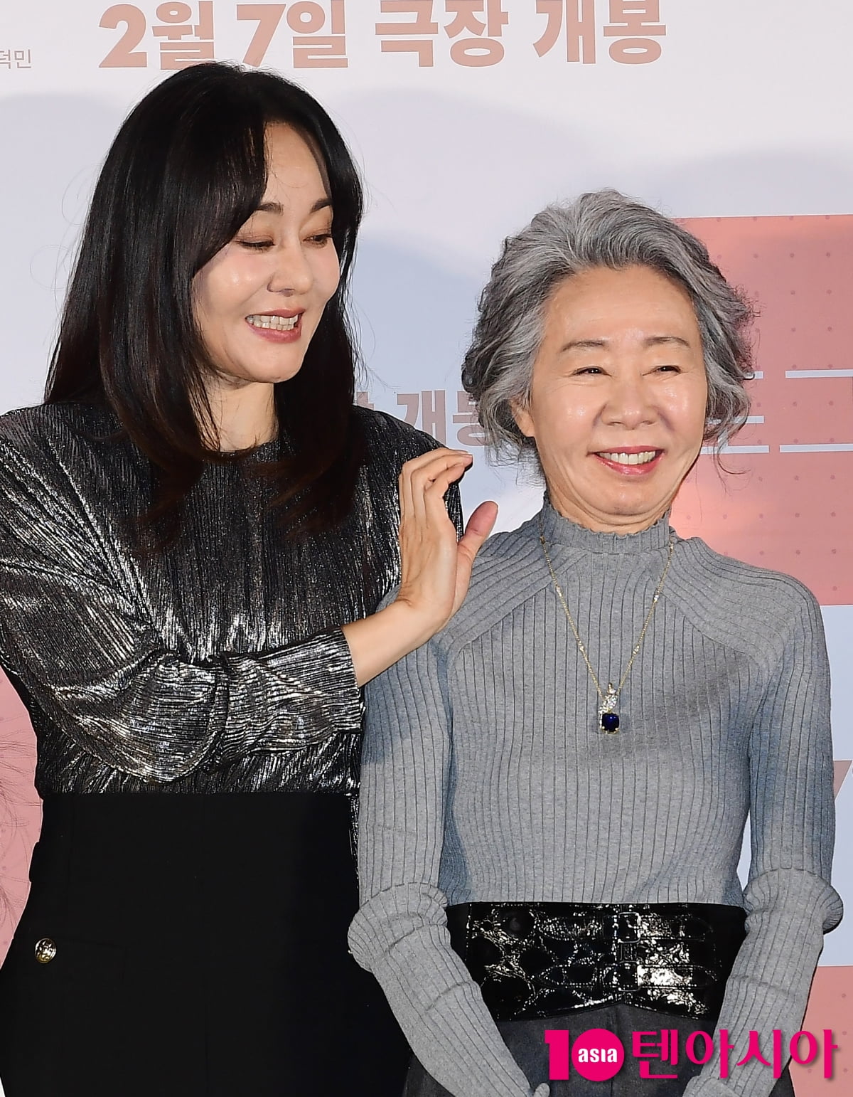 윤여정, 감독과 전우애로 출연...스타일리쉬한 월드스타[TEN포토+]