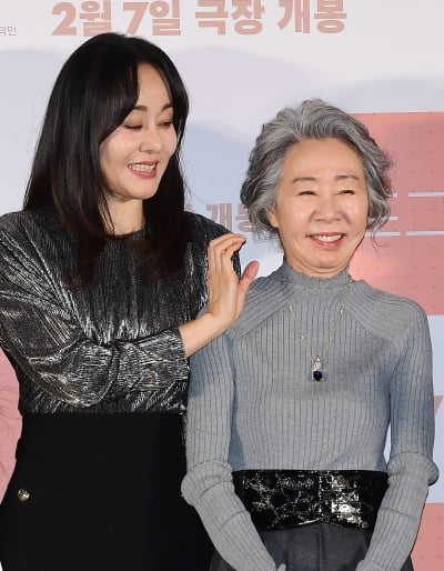 [TEN포토]김윤진 '윤여정 선생님 하트'