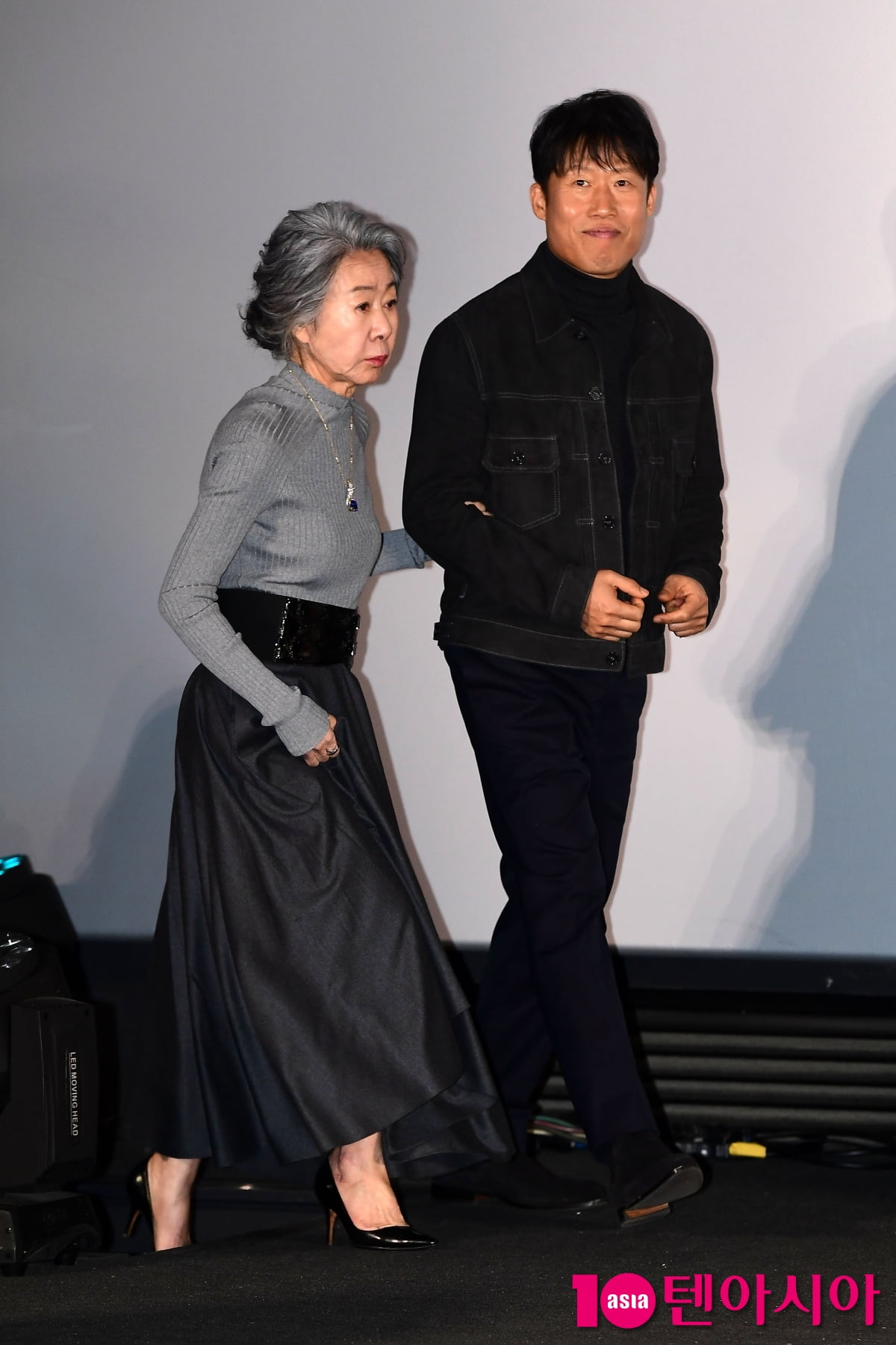 윤여정, 감독과 전우애로 출연...스타일리쉬한 월드스타[TEN포토+]