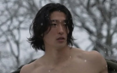 Jo Gyu-seong shows off his David-like abs