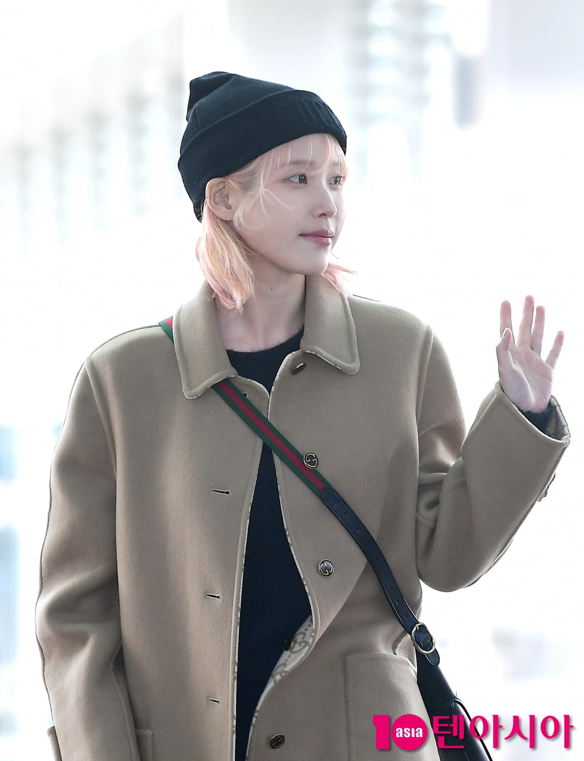 아이유, 파격적인 화보 출국길...미소천사[TEN포토+]