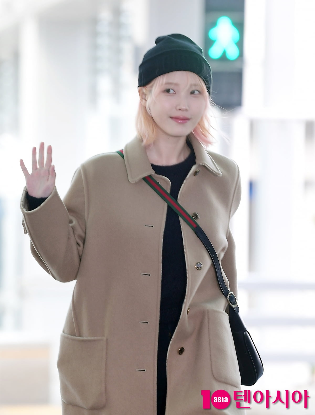 아이유, 파격적인 화보 출국길...미소천사[TEN포토+]