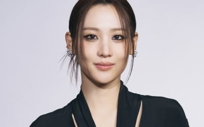 'Gyeongseong Creature' Su-hyeon "I spent an hour just wearing a kimono and couldn't even bend my waist."
