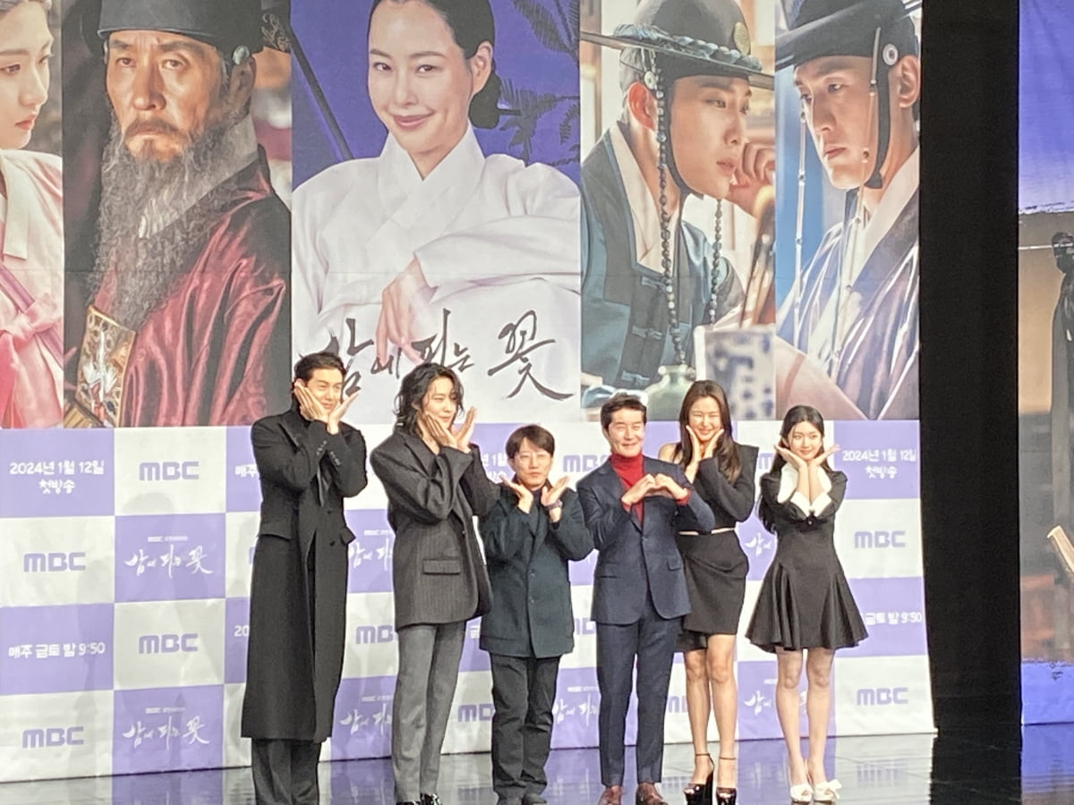 '밤에 피는 꽃' 현장 스틸컷. /사진=이하늘 기자