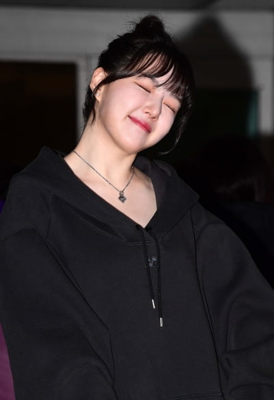 Yerin, her charming eye smile melts men's hearts... naughty smile