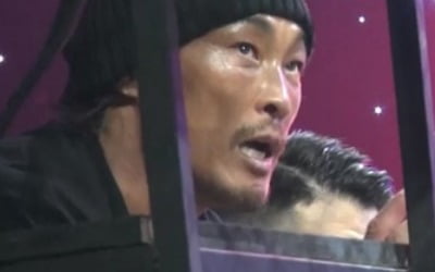 Choo Sung-hoon is making his debut as a director, with the risk of his resignation or retention as director.