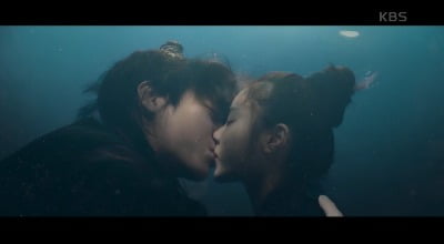 「幻想ソナタ」パク・ジフン、ホン・イェジ、崖の下に落ちて水中キス