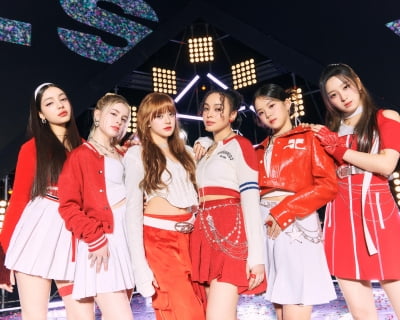 「JYP新人」VCHA、TWICEワールドツアーステージ上がる