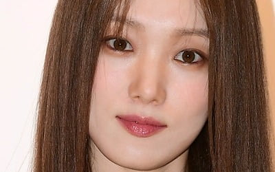 Lee Sung-kyung donates 50 million won to a support center for seniors living alone