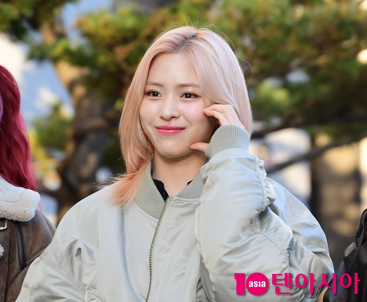 [TEN포토]있지 류진 '꽃내음 가득한 하트'