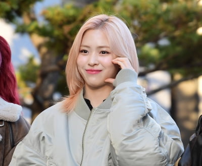 [TEN포토]있지 류진 '꽃내음 가득한 하트'