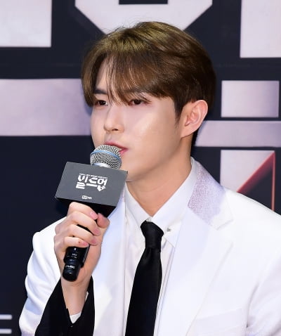 [TEN포토]김재환 '이석훈과 함께 심사, 영광이다'