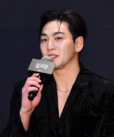 [TEN포토]백호 '새내기 심사위원 가창력이...'