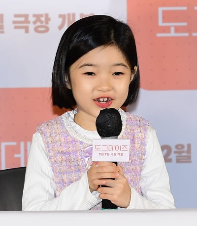 [TEN포토]윤채나 '질문에 귀엽게 답변중'
